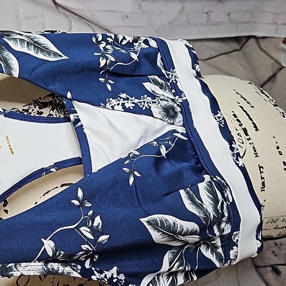 Sam Edelman Navy/White Floral Print Sports Bra Size Medium - Picture 2 of 7